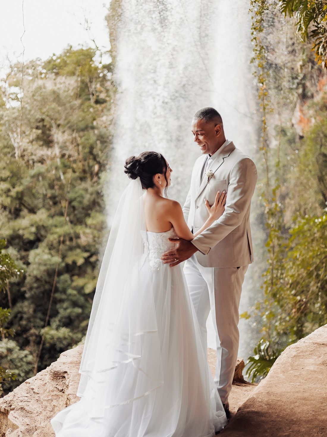 Casamento em frente à cachoeira