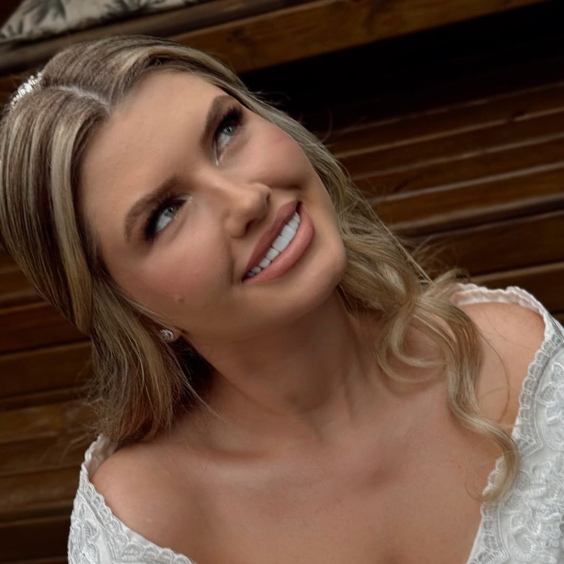 Noiva sorrindo olhando para cima