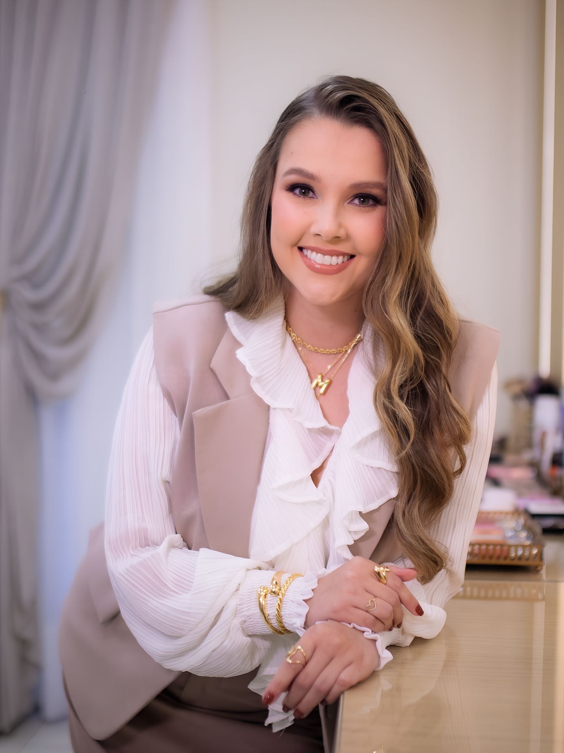 Maria Paula sorrindo no studio