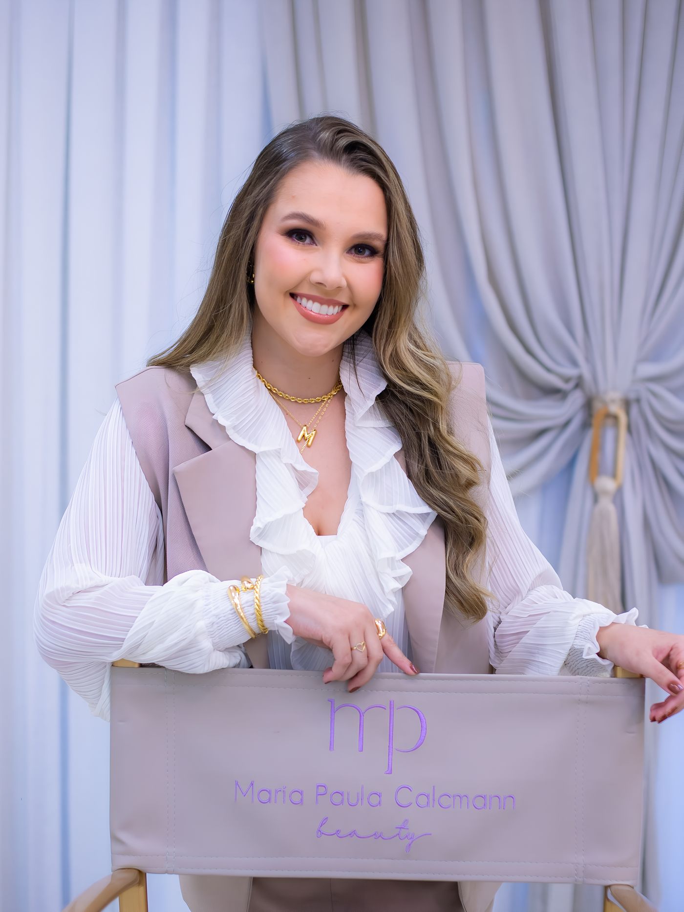 Maria Paula com a cadeira de maquiagem da MP