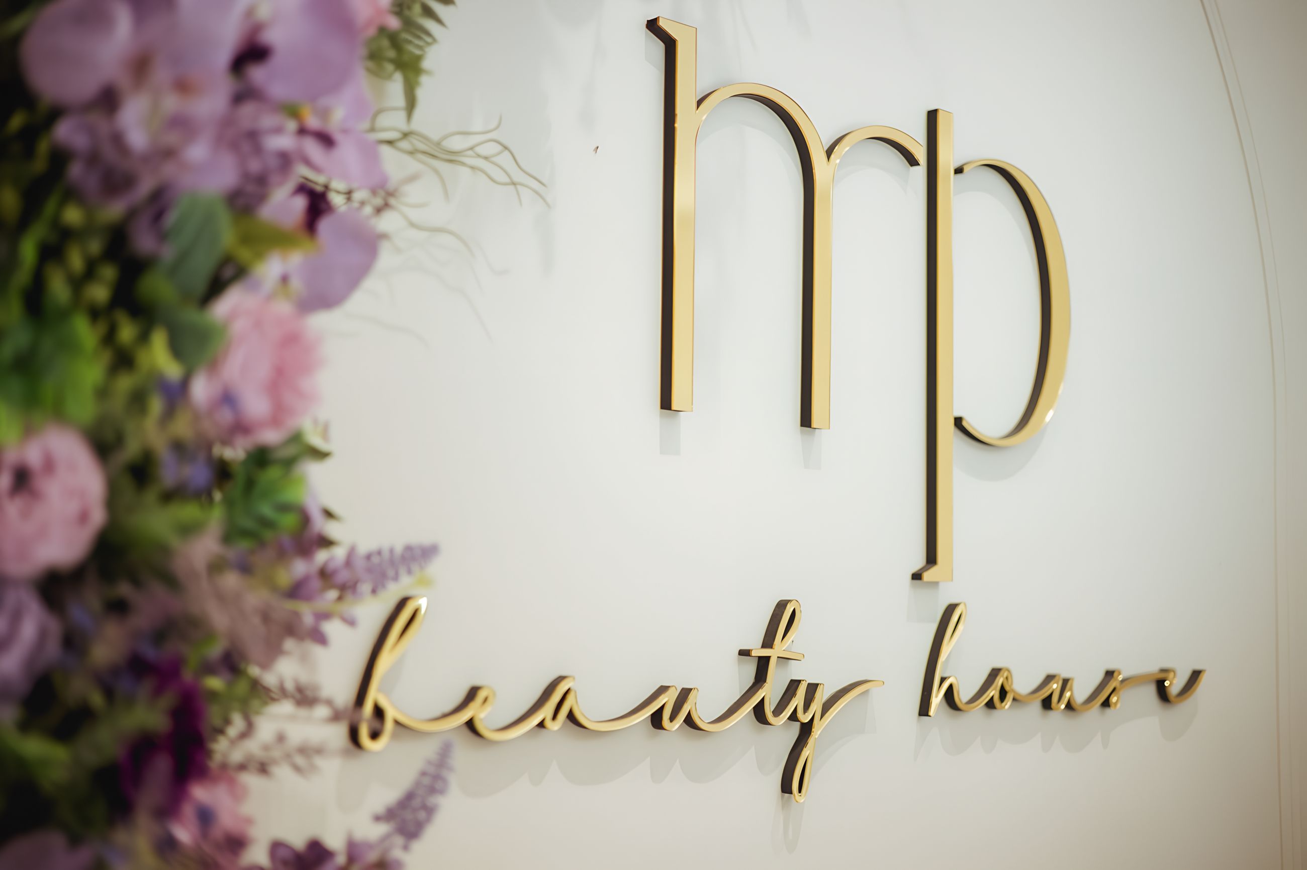 Letreiro dourado MP Beauty House