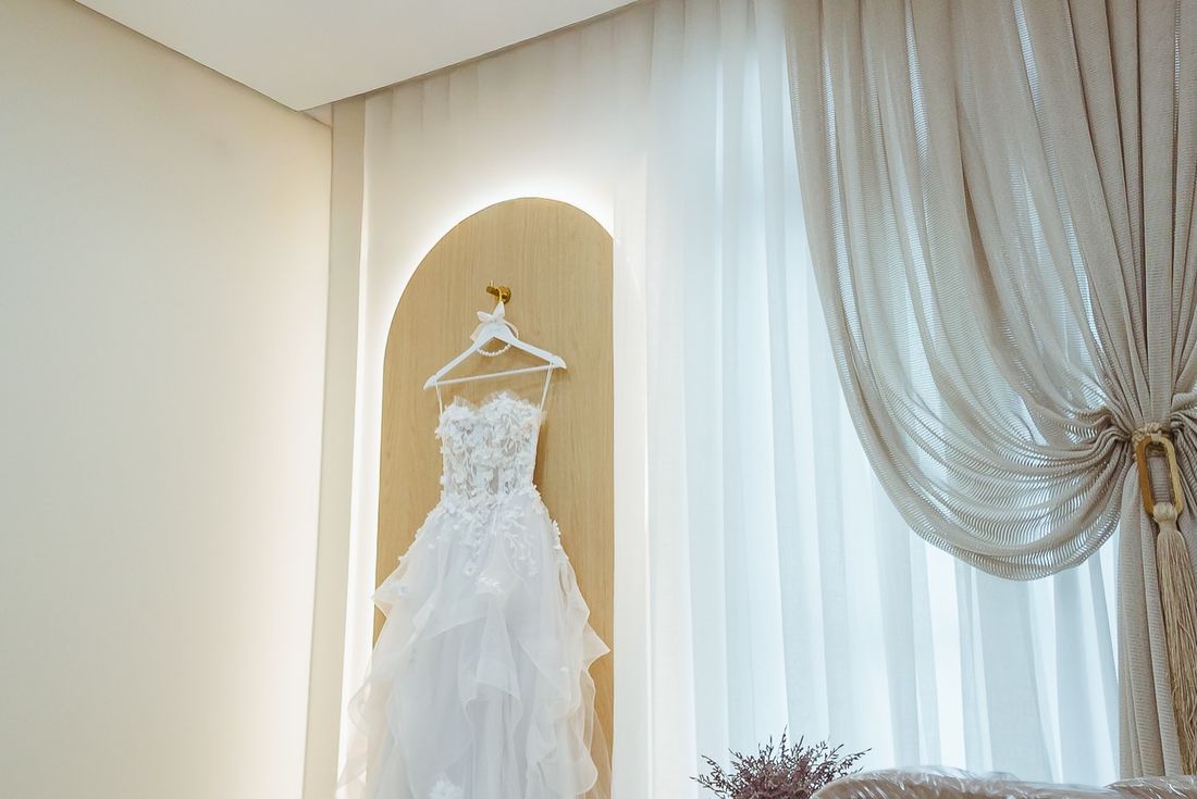 Arco iluminado com vestido de noiva