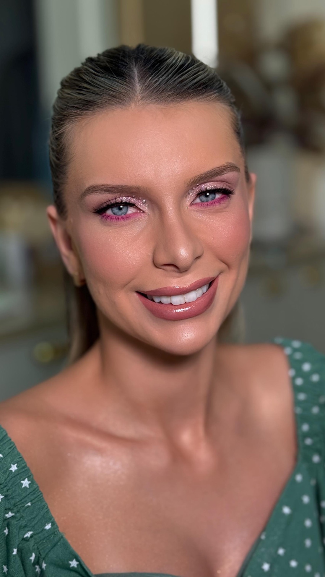 Cliente com maquiagem social rosada e olhos brilhantes