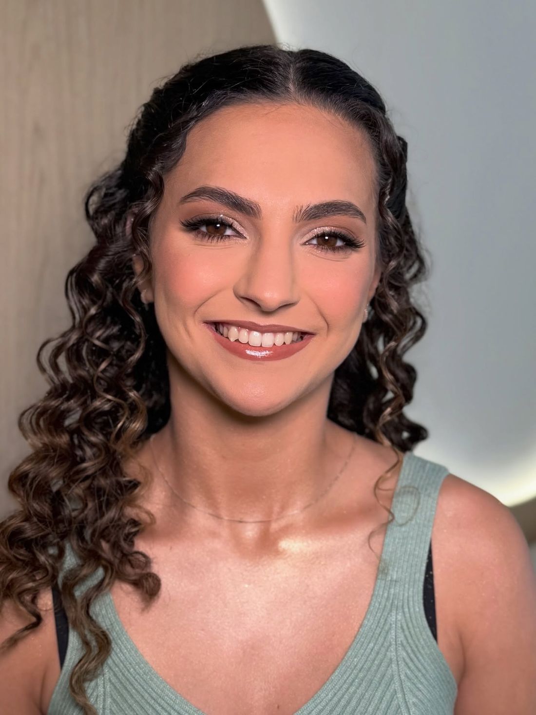 Cliente de cabelo cacheado com make suave