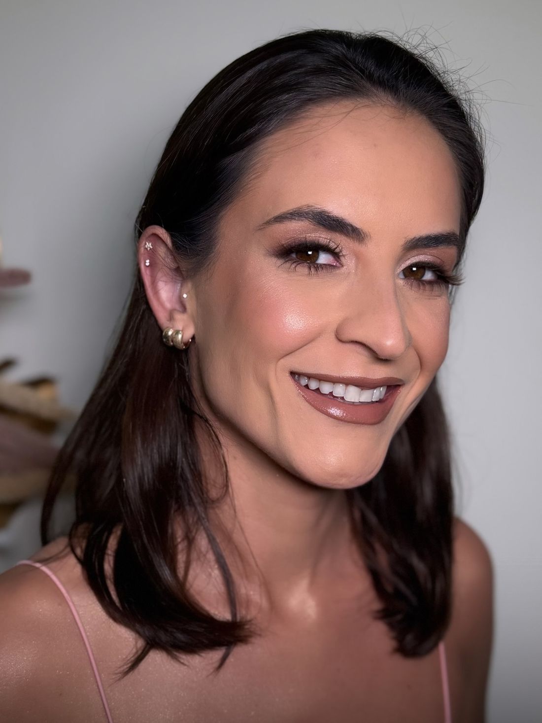 Cliente sorrindo com make marcante