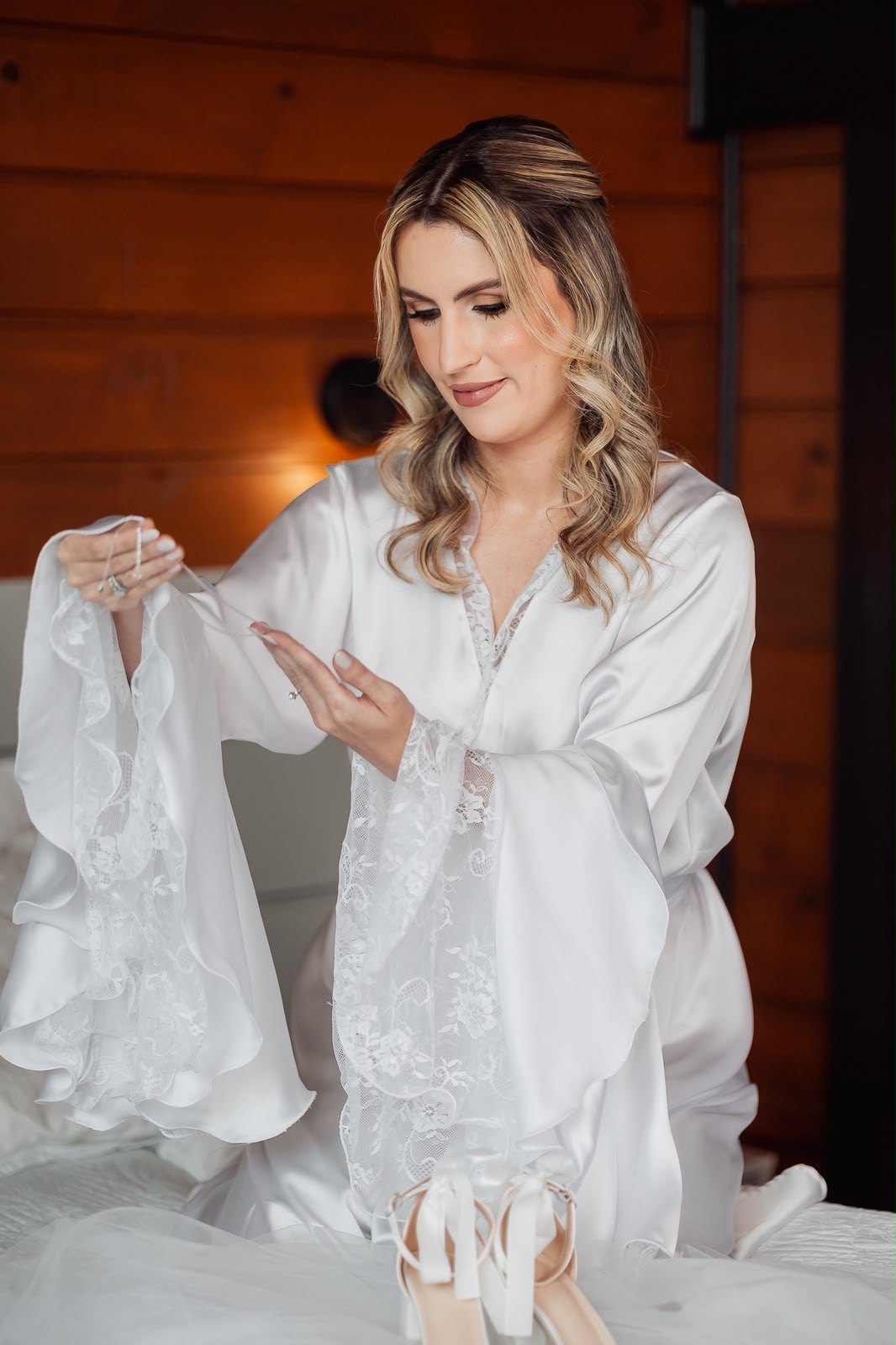 Noiva de robe branco com mangas amplas