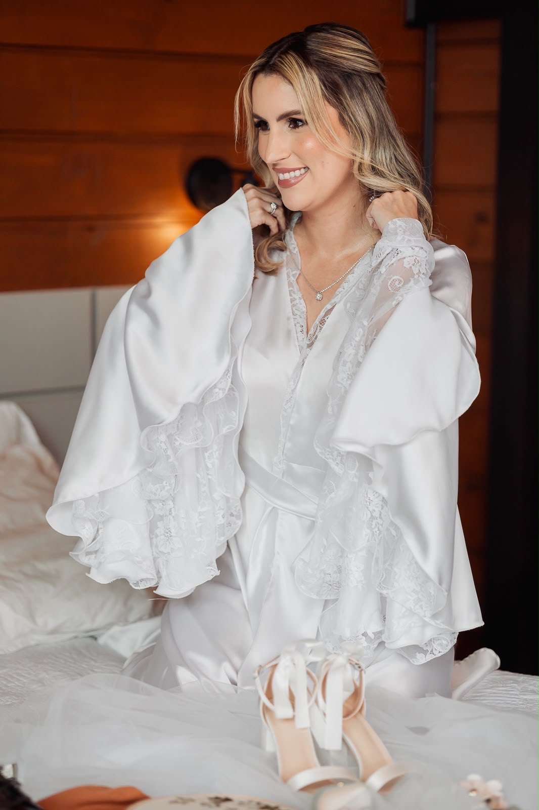 Noiva sorrindo de robe